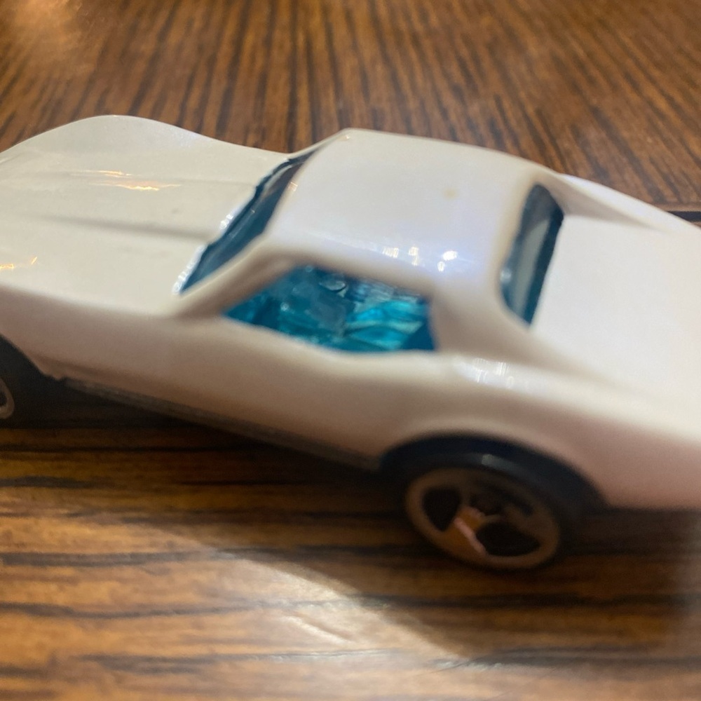 Vintage 1975 Hot Wheels Corvette Stingray  Malaysia White Pearl Blue Windows - Picture 6 of 7